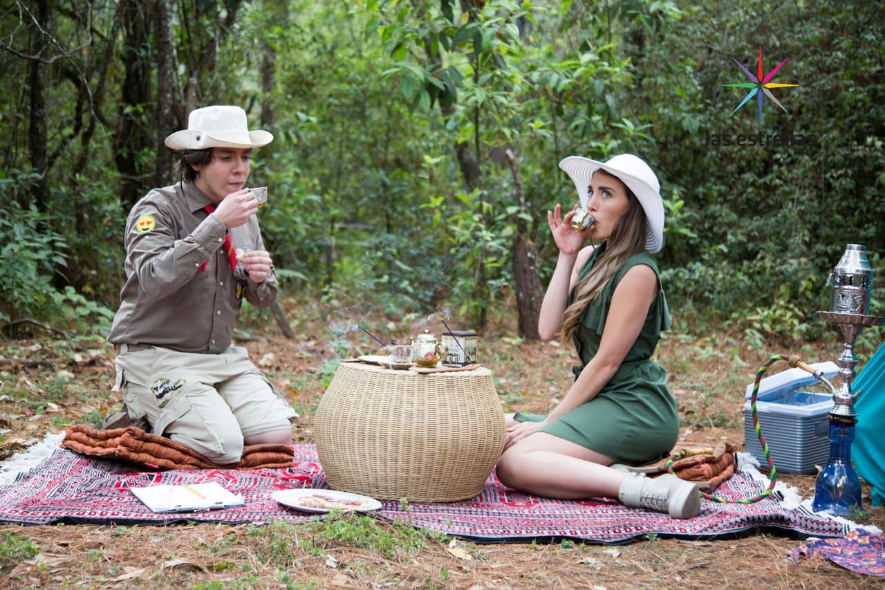 Para ella esto es "Glamping" (glam + camping) y le invitó un té inglés a Chencho, además de unos pastelitos parisinos.