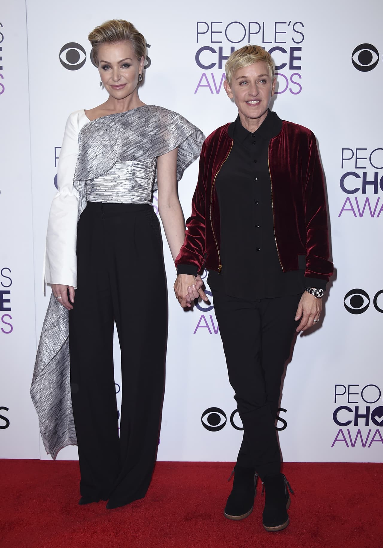 Ellen DeGeneres y Portia de Rossi, quienes están casadas desde 2008, son muy parecidas, ya que ambas tienen el cabello corto, tienes ojos claros, pómulos pronunciados y nariz de punta.