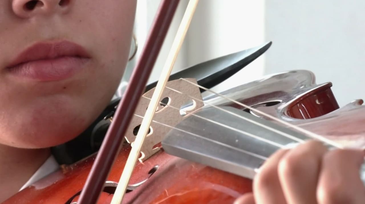 "Es algo que no puedo sacar de mi vida": Niñas rompen barreras en México y brillan alto con música de mariachi