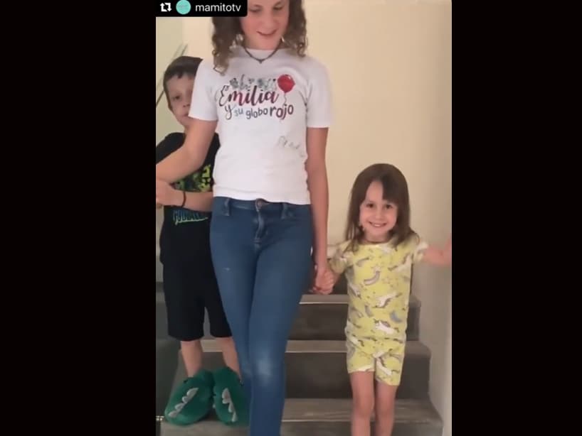 Acompañada de sus hermanos Michelle y Kiki, Keika salió de su habitación con una gran sonrisa, lista para pasar un rato agradable en compañía de sus seres queridos. “¿Quién es la cumpleañera”, expresa la actriz, quien captó en todo momento las reacciones de su retoño.