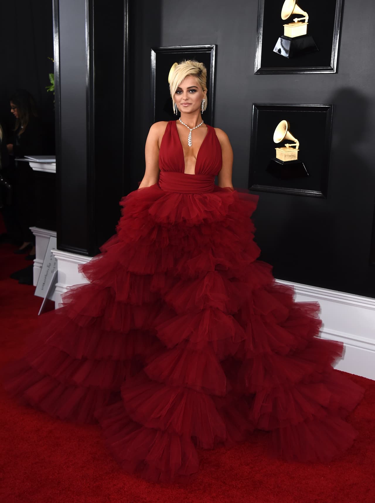 Bebe Rexha asistió con un escotado vestido rojo del diseñador Monsoori; llamó la atención que la cantante no hallaba quien la vistiera por ser talla grande (talla 8 en EU).