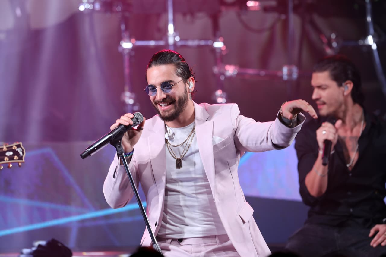 Maluma y su novia celebran aniversario con romántica foto