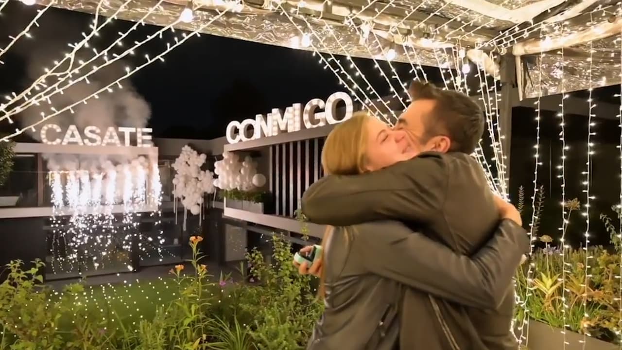 La entrega del anillo fue amenizada por ‘¿Cómo pagarte?’, canción de Carlos Rivera que se ha convertido en parte de su historia de amor.