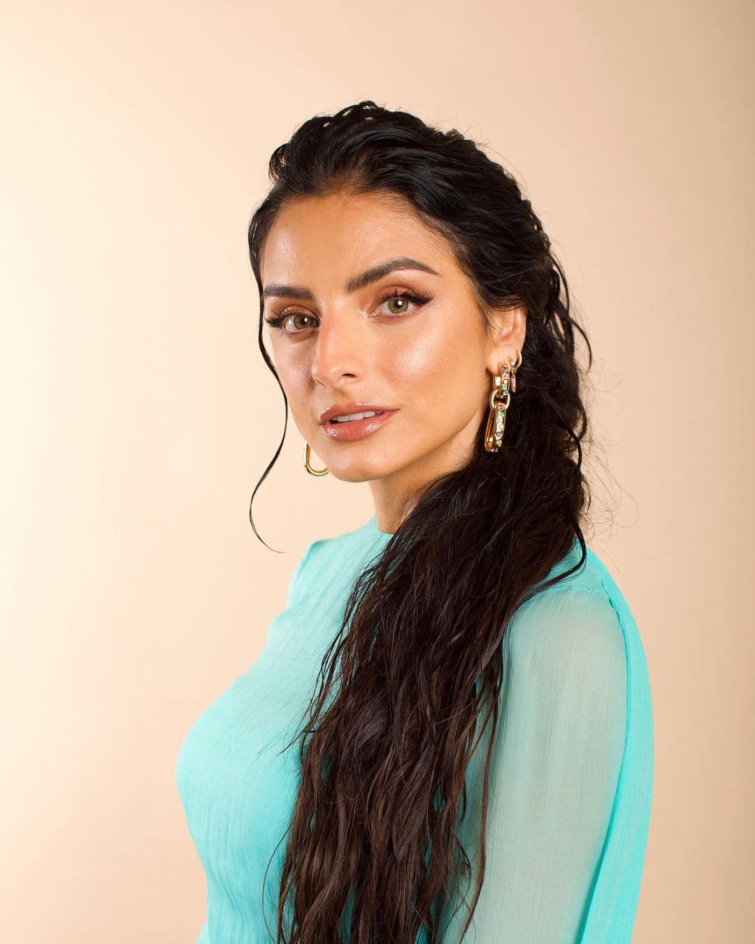 Aislinn Derbez presume vestido transparente
