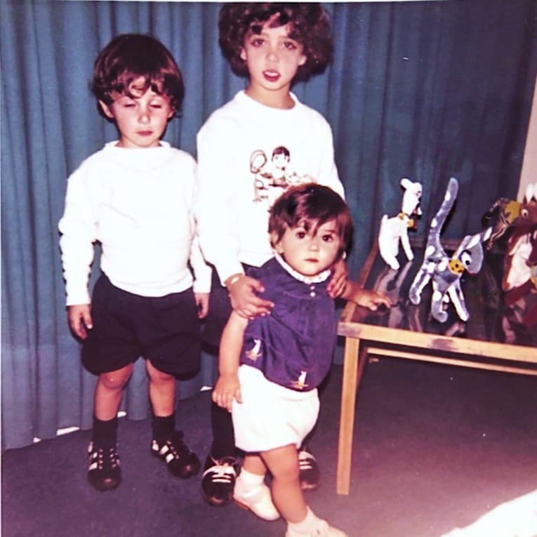 Con una instantánea en la que posa junto a sus hermanos, Juan Carlos y Muri, Andrea Legarreta envió sus felicitaciones a todos los niños, sin importar la edad.