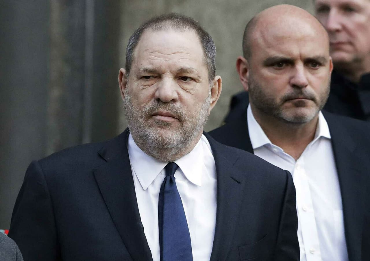 El diario New York Times publicó el 5 de octubre de 2017 los testimonios de varias actrices que afirmaron haber sido acosadas por el productor durante casi tres décadas.