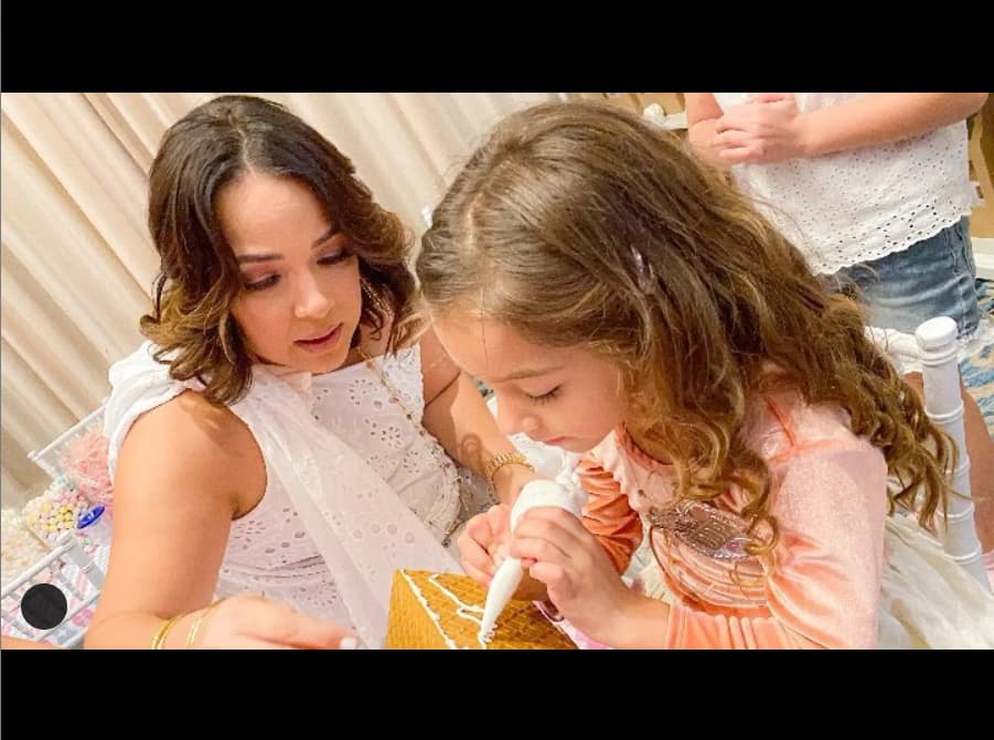 Entre las actividades que realizaron los niños, se hizo un taller en el que podrían construir su propia casa de dulces y un clip que compartió la pastelería muestra a Adamari ayudando a la pequeña Alaïa.