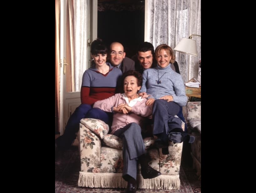 A los 20 años y tras estudiar en Centro Andaluz de Teatro, además de cursar dos años de la carrera de periodismo, Paz buscó oportunidades en la capital española, obteniendo pequeños papeles en las series ‘Menudo es mi padre’, ‘Más que amigos’ y ‘Compañeros’, entre 1997 y 1998, pero un año después fue elegida para interpretar a ‘Laura Arteagabeitia’ en la emisión ‘7 vidas’, participando en 60 capítulos hasta 2006.