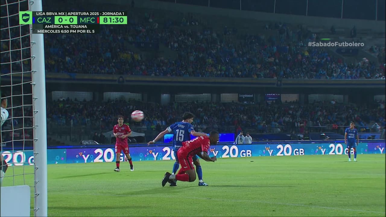 ¡Samir salva a Mazatlán! Nacho Rivero se queda cerca de conectar ese balón para el gol de Cruz Azul