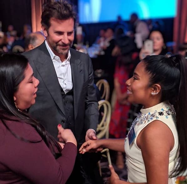 Ya sabemos por qué Bradley Cooper tomó la mano de Yalitza Aparicio