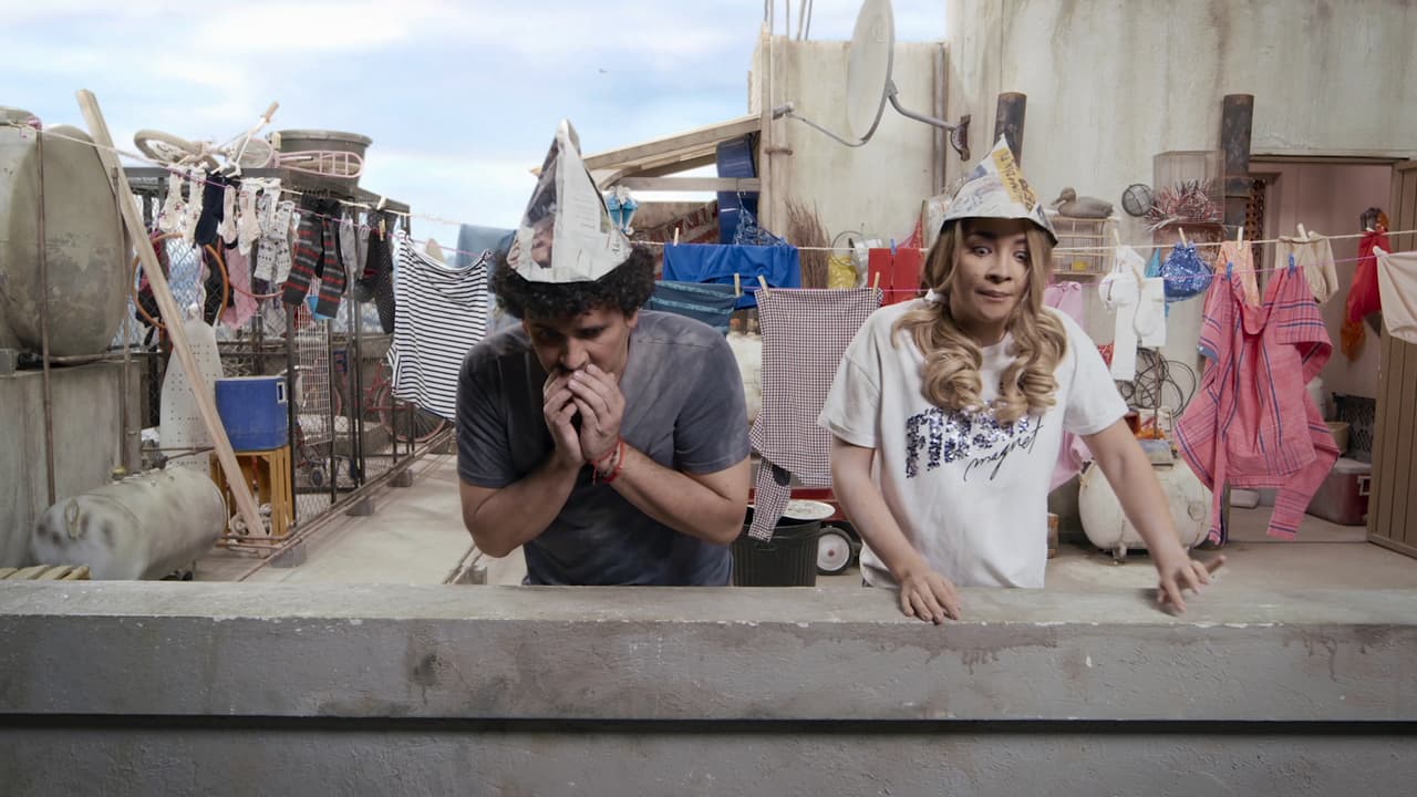 8. Plutarco y Gaby le tiran un par de cubetas de agua sucia al administrador desde el techo.