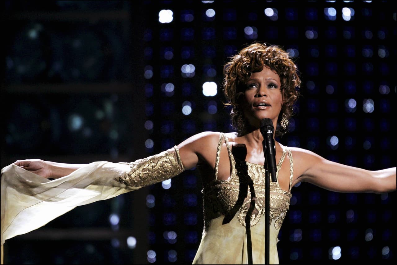 Whitney Houston falleció el 11 de febrero del 2012 a los 48 años tras quedarse dormida en su bañera por haber combinado medicamentos con alcohol. Hay quien se rehúsa a aceptar su muerte y señala que así como Juan Gabriel, está escondida en alguna parte para lidiar con sus problemas de adicción a las drogas, depresión y ansiedad.