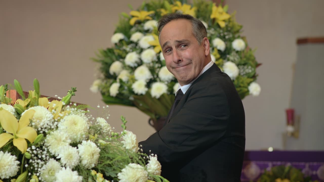 Ángel finge desconsuelo al despedirse de su esposa.