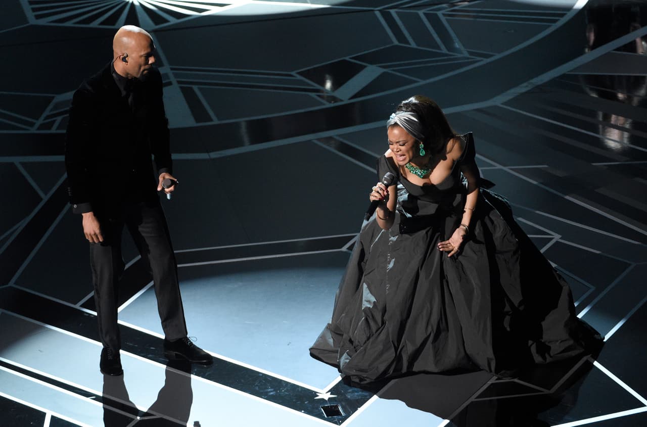 Andra Day y Common llenaron de nostalgia el escenario con el tema ‘Stand Up For Something’ de la película ‘Marshall’.