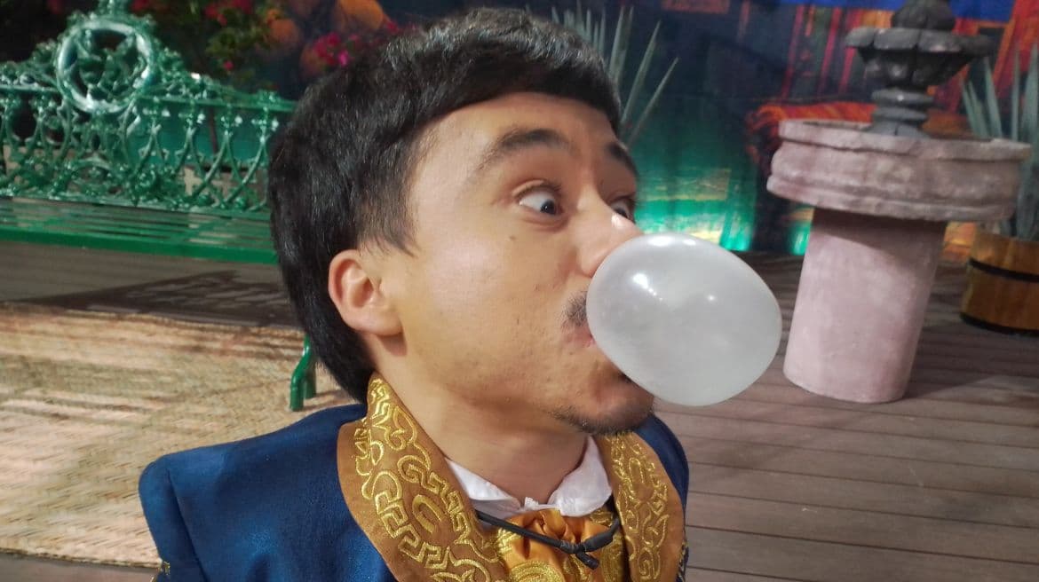Abelito demuestra ser hábil en hacer gomas de chicle