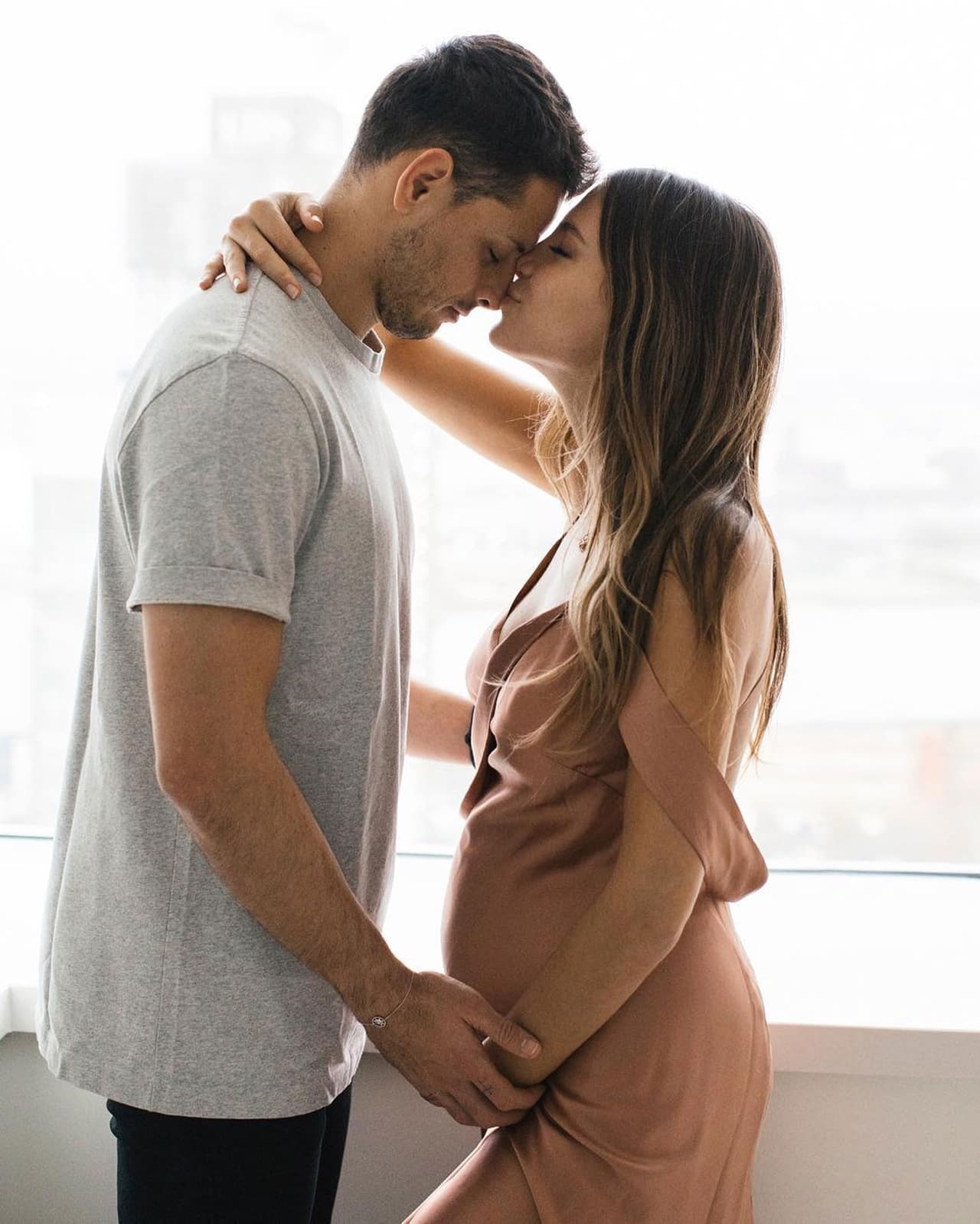 Novia de ‘Chicharito’ presume sus 6 meses de embarazo en Instagram