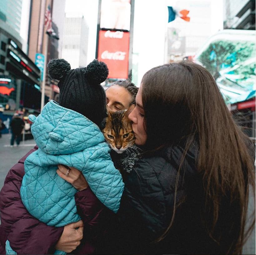 En abril de este año, Joy Huerta sorprendió a sus seguidores al anunciar que estaba esperando su primera hija con su esposa, la artista Diana Atri. El 28 de mayo, la cantante presumió la primera imagen junto a la pequeña Noah y desde entonces ha compartido emotivas imágenes con ella, cuidando en todo momento su privacidad al no mostrar su rostro.