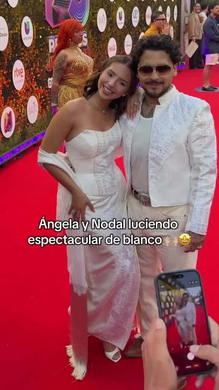 Ángela Aguilar y Nodal cautivan de blanco en los Premios Juventud 2026