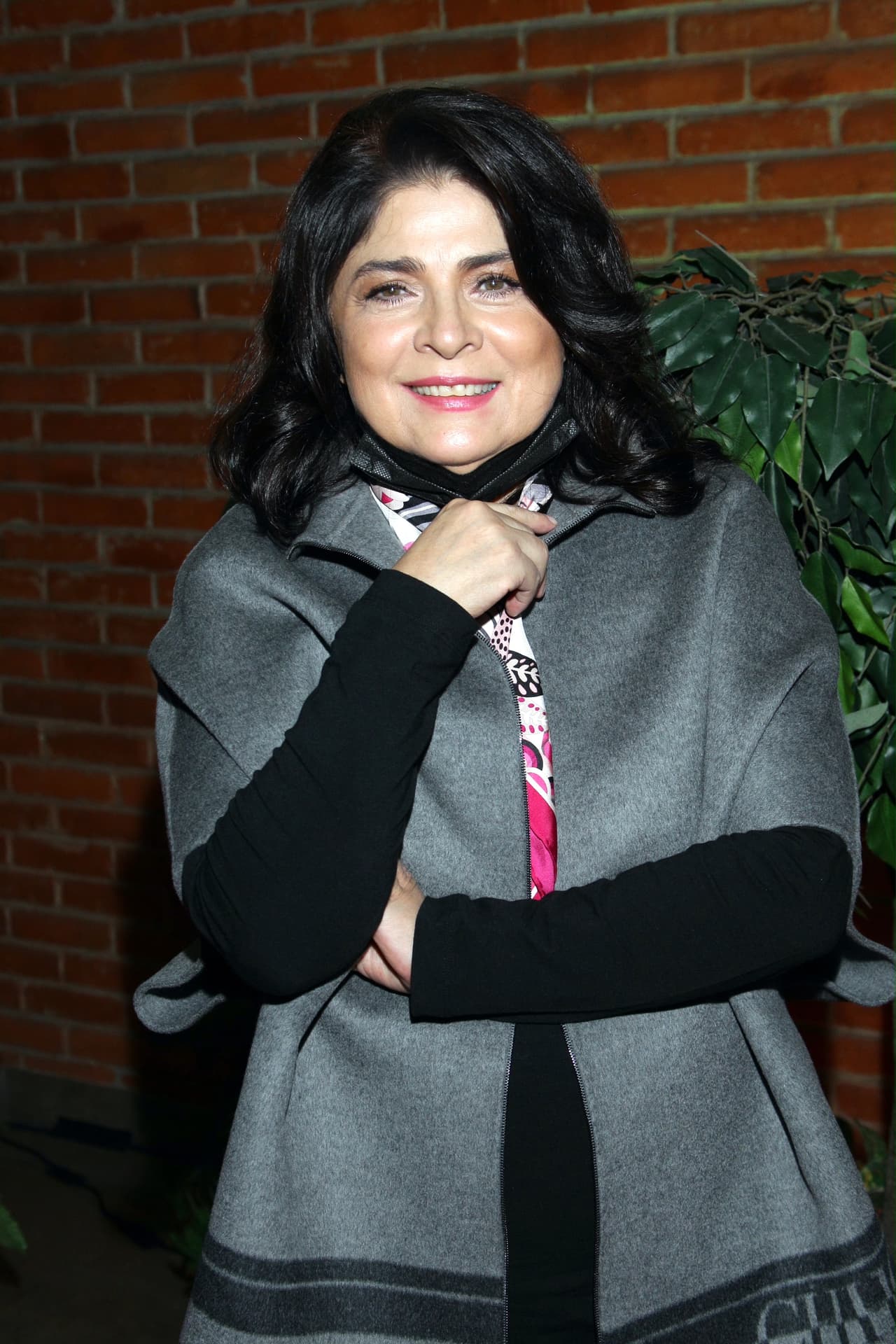 Victoria Ruffo posa con sus tres hijos; los mellizos se ven irreconocibles
