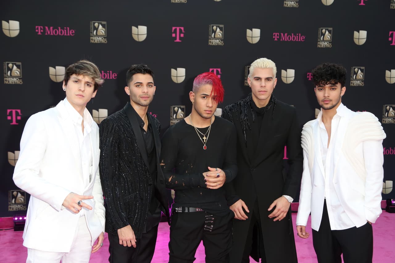 CNCO desfiló por la alfombra roja esperando llevarse a casa la estatuilla en las categorías ‘Canción pop/rock’ por ‘De Cero’ y ‘Grupo o dúo Pop/Rock’.