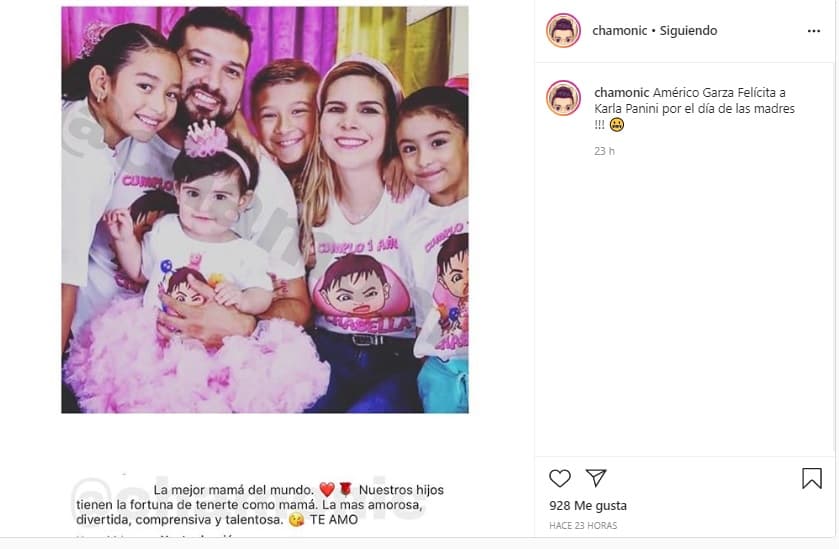 Américo Garza y Karla Panin junto a sus hijos