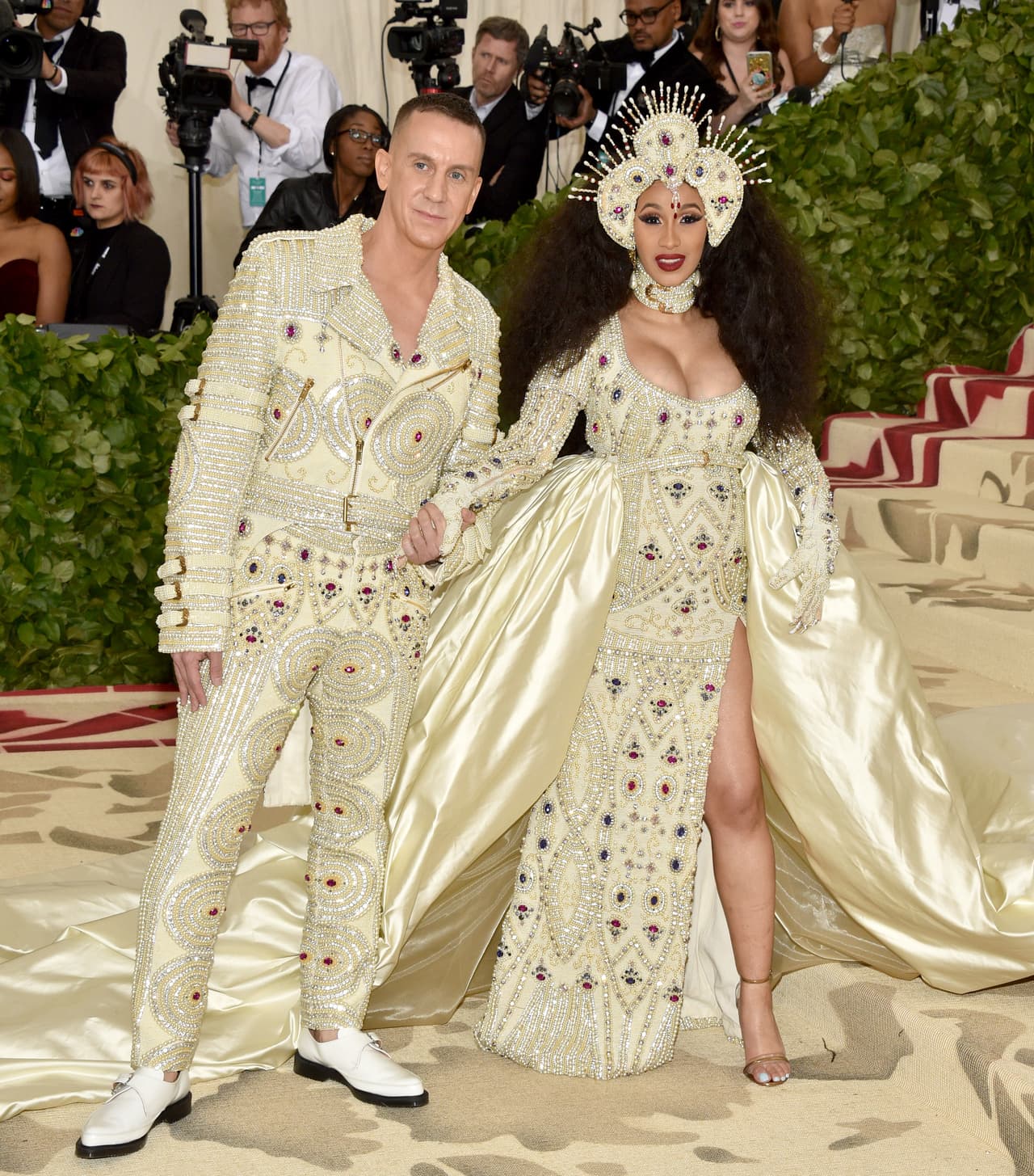 Cardi B, embarazada, del brazo del diseñador Jeremy Scott.