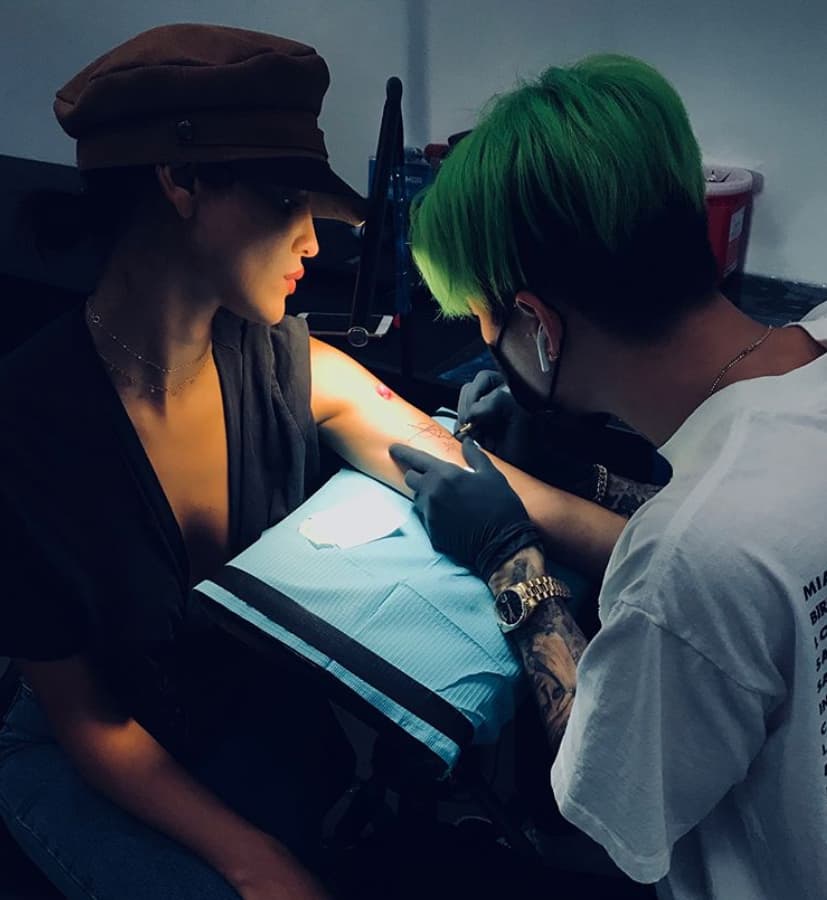 Eiza presume su nuevo tatuaje