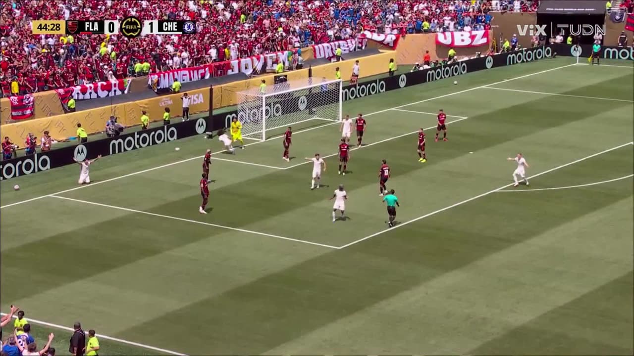 Enzo Fernández cae en el área, pero ni el árbitro ni el VAR ven penal