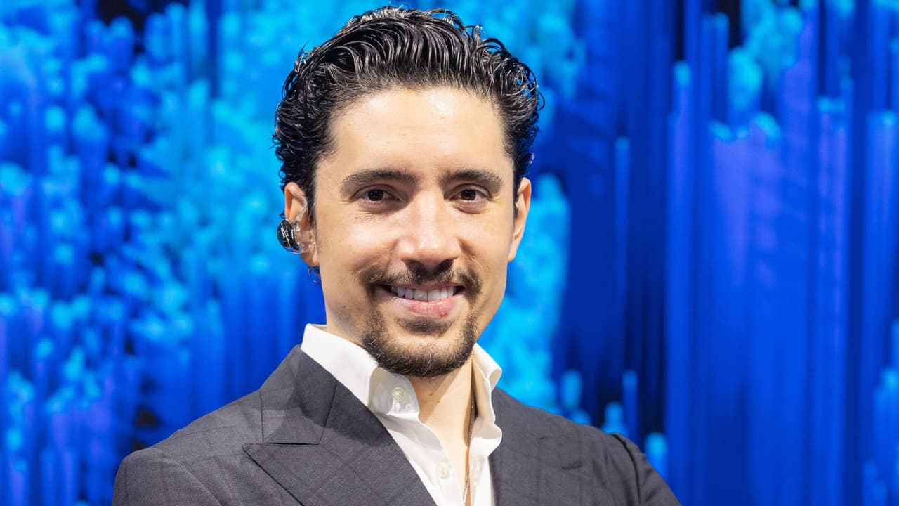 ¡Idénticos! Alex Fernández recibe regalo muy especial en Juego de Voces 2026