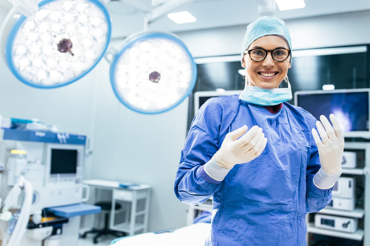 Médico cirujano. 75 mil dólares es la ganancia en promedio.