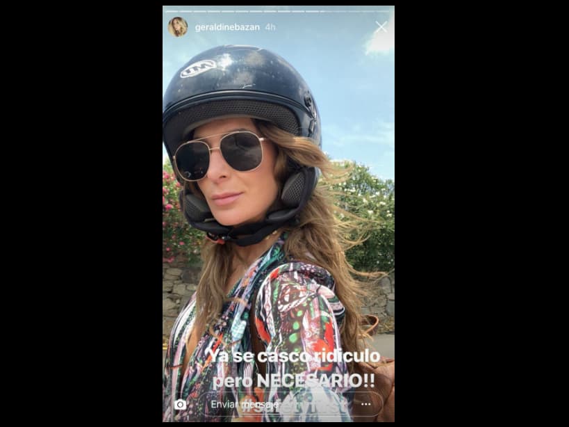 Durante su estancia en Mykonos, la estrella de ‘Por amar sin ley’ también se animó a dar un paseo en moto, junto a su amiga: “Ya sé, casco ridículo, pero NECESARIO”, comentó en una de sus historias de Instagram.