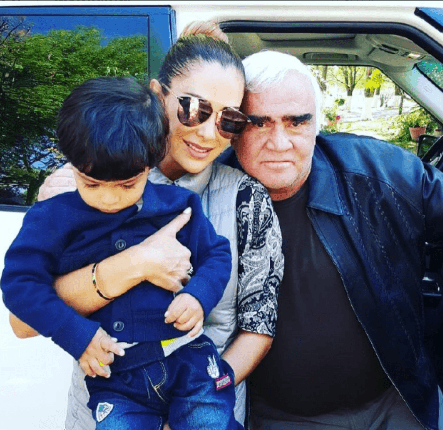 La actriz lo visitó en compañía de su pequeño Emmanuel, con quien gozó ver algunos de los caballos que posee Don Vicente