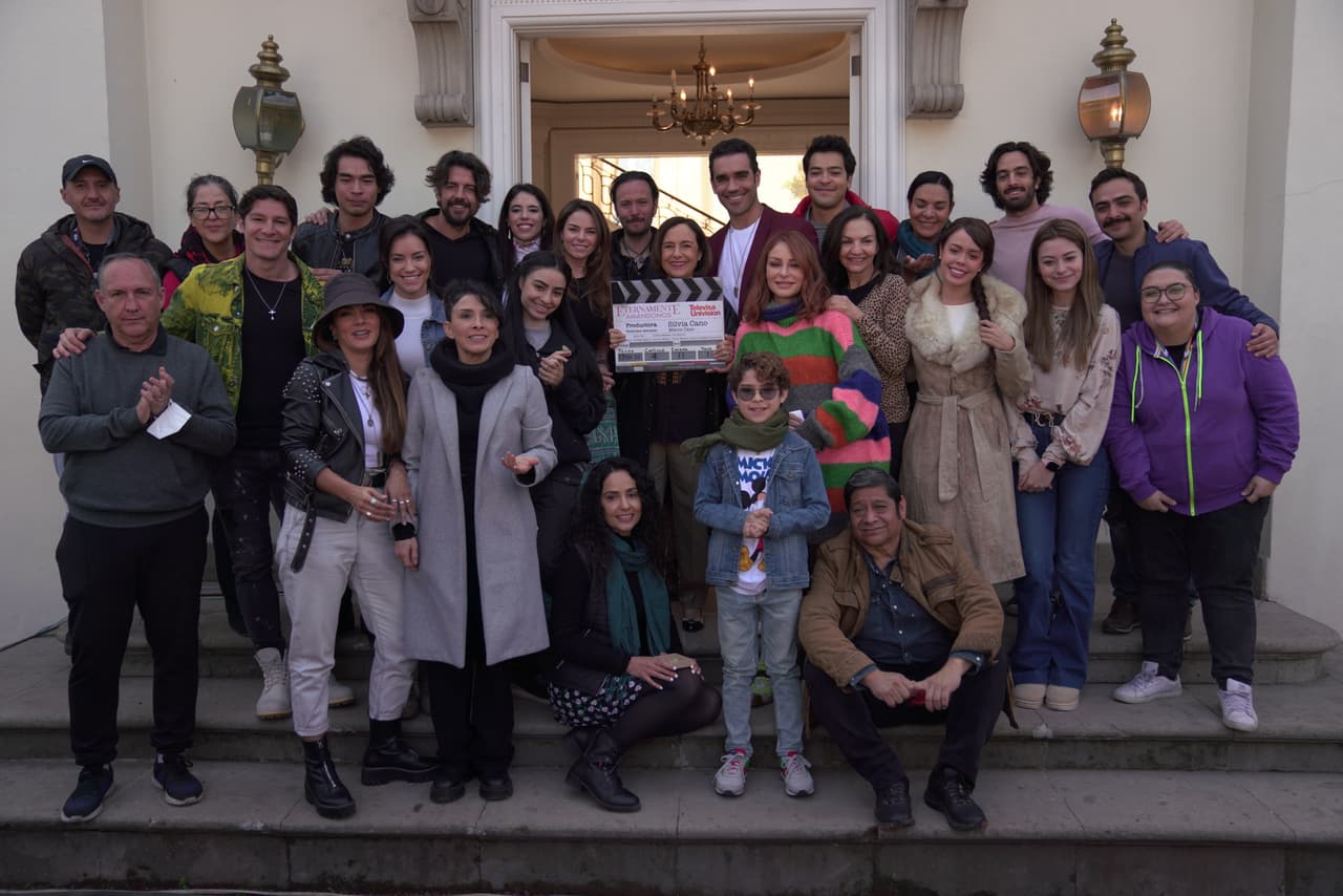 Todo el elenco de la telenovela 'Eternamente Amándonos' se reunió para dar claquetazo oficial de esta nueva producción de Silvia Cano.