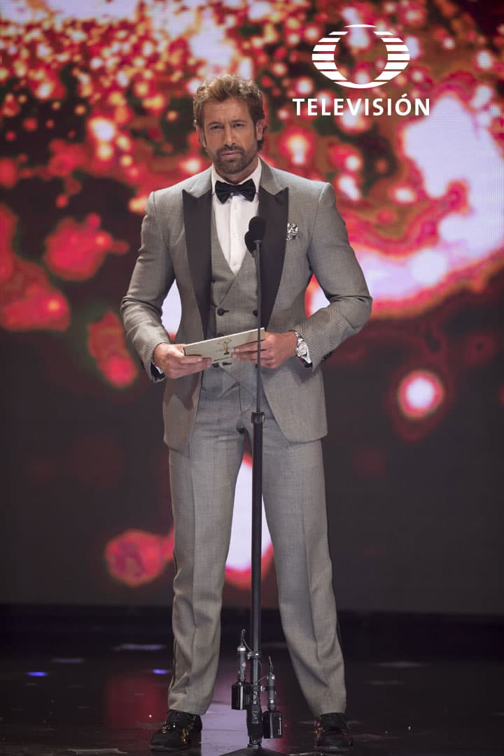 Gabriel Soto fue de los pocos galanes de telenovela en vestir un traje de color gris. ¡Qué bien se veía!