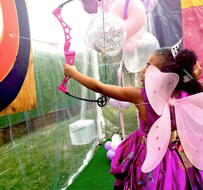 Para el cuarto cumpleaños de Blue Ivy, Beyoncé y Jaz Z no escatimaron en gastos y la celebración se hizo al aire libre dentro de una tienda decorada con la temática de cuento de hadas, la cual se rumora que costó 190 mil dólares, más de 3 millones de pesos.