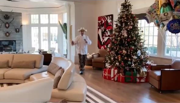 Su esposo Tommy Mottola también ha mostrado dicha parte de su casa, la cual adornan en Navidad con un enorme árbol.