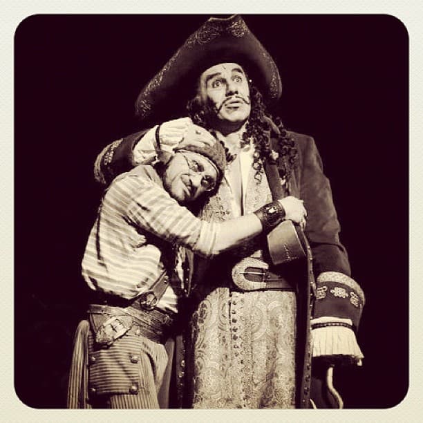 También ha participado en múltiples obras de teatro.