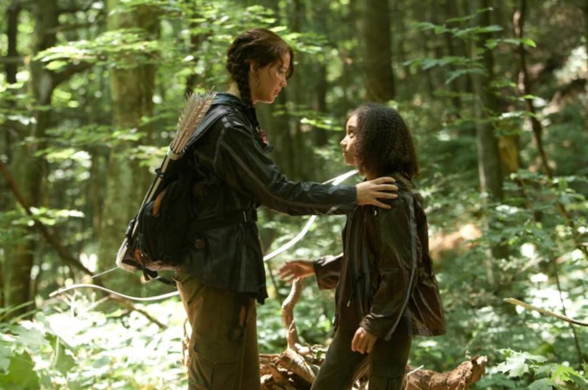 Jennifer Lawrence como Katniss Everdeen con Amandla como "Rue"