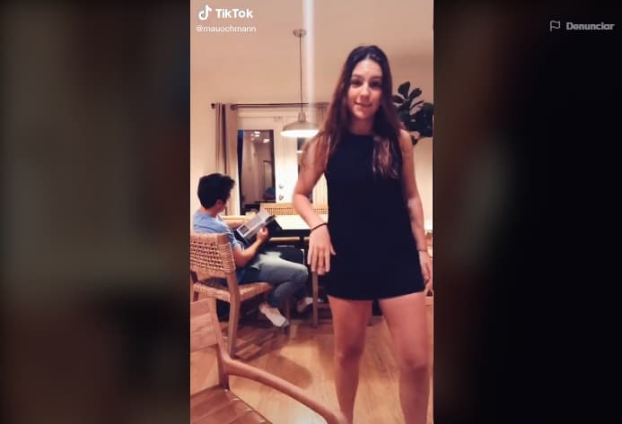 El comedor quedó al descubierto en un tiktok que protagonizó junto a su hija Lorenza, donde se aprecia que es de madera clara.