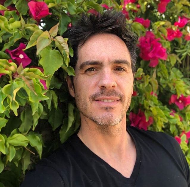 ´"El hoy bien vivido hace que cada ayer sea un sueño de felicidad y cada mañana una visión de esperanza. A vivir bien este día", detalló el actor el domingo 5 de abril debajo de una fotografía frente a un arbusto con bugambilias. Sin embargo, la polémica no se hizo esperar, luego de que la actriz Esmeralda Pimentel le comentara un emoji de arcoirís a lo que algunos usuarios especularon sobre una posible relación entre ellos. Pero, de inmediato, Derbez comentó: "Que risa esta conversación".