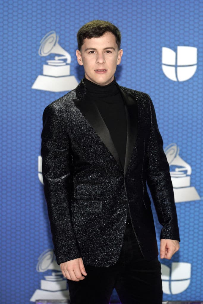 Jean Carlos Santiago Pérez, mejor conocido como Guaynaa, es un joven cantante originario de Puerto Rico, quien poco a poco labró su camino a la fama en la música urbana con temas como: “Rebota” y “Chicharrón”.