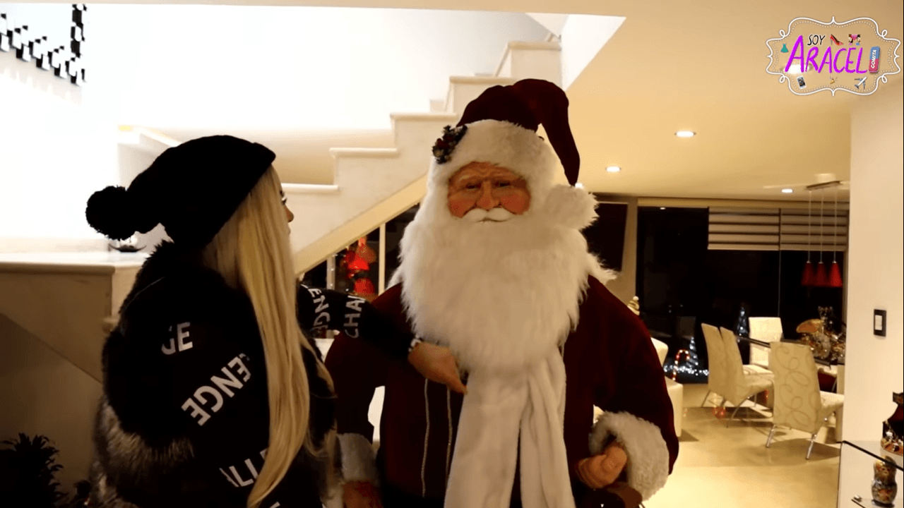 Sin embargo, en dicha parte de la casa lo que más llama la atención es el Santa Claus gigante. “Es el Santa que me da más miedo, miren tiene más pestaña que yo, vean la bonita pestaña… A mí no me engañas, tú traes pupilente”, detalló entre risas.