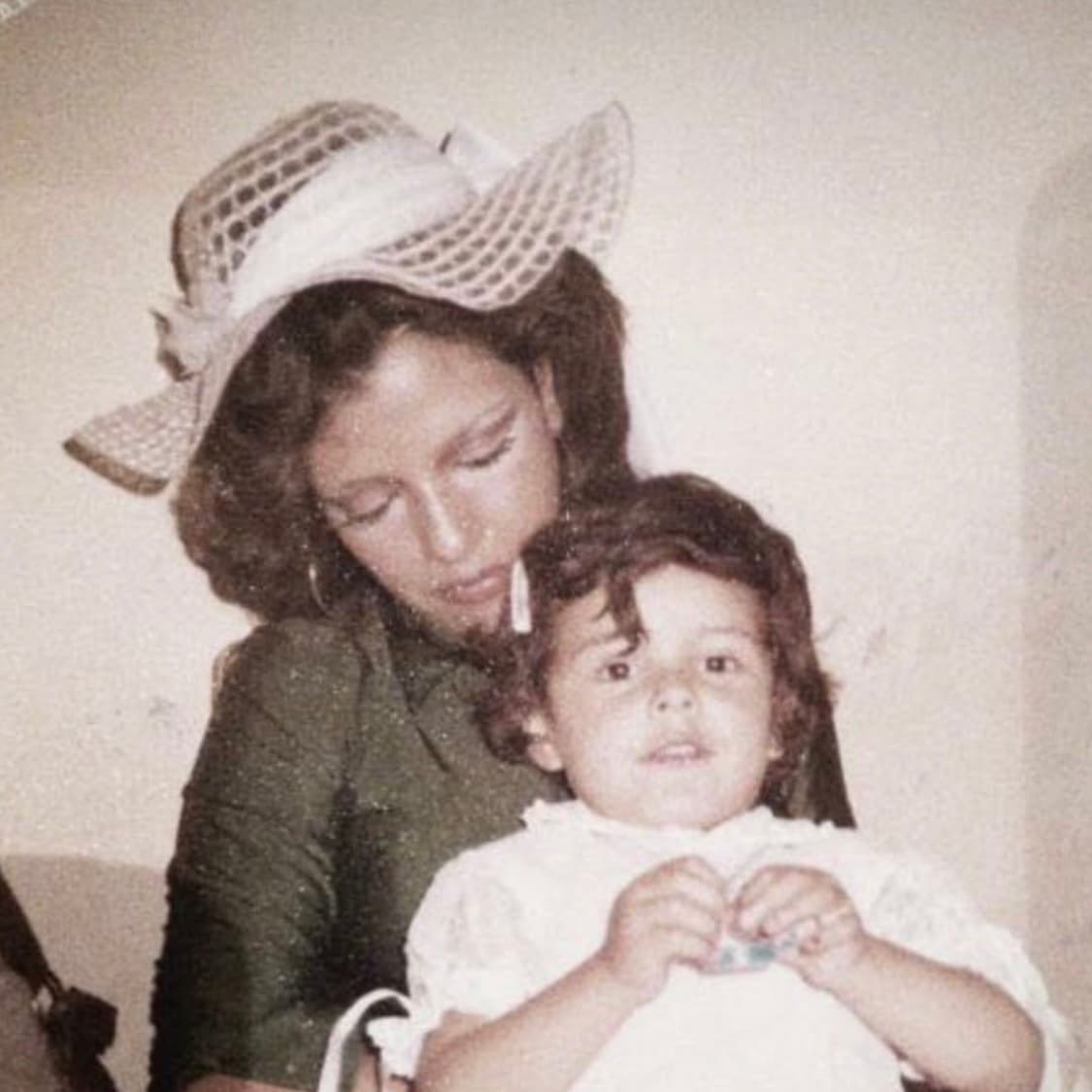Por primera vez, Grettell Valdez muestra una foto junto a su mamá como adultas