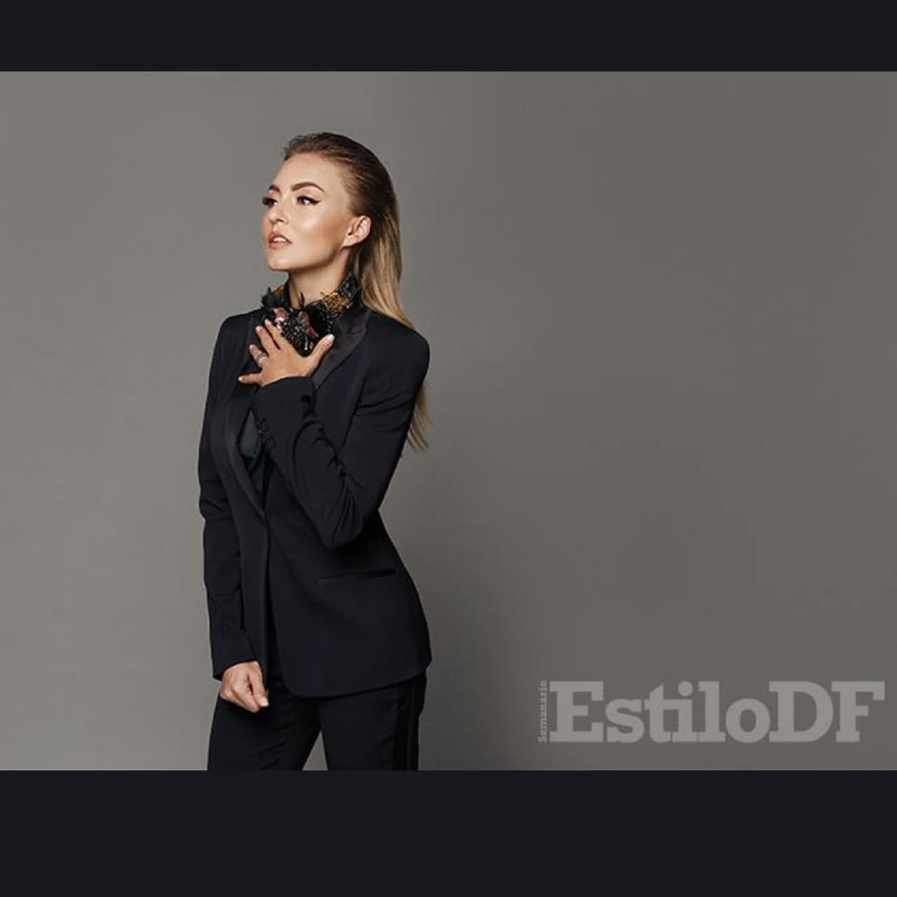 La actriz de "Lo que la vida me robó" y "Amar a muerte" luce elegante y clásica con un traje sastre en color negro.