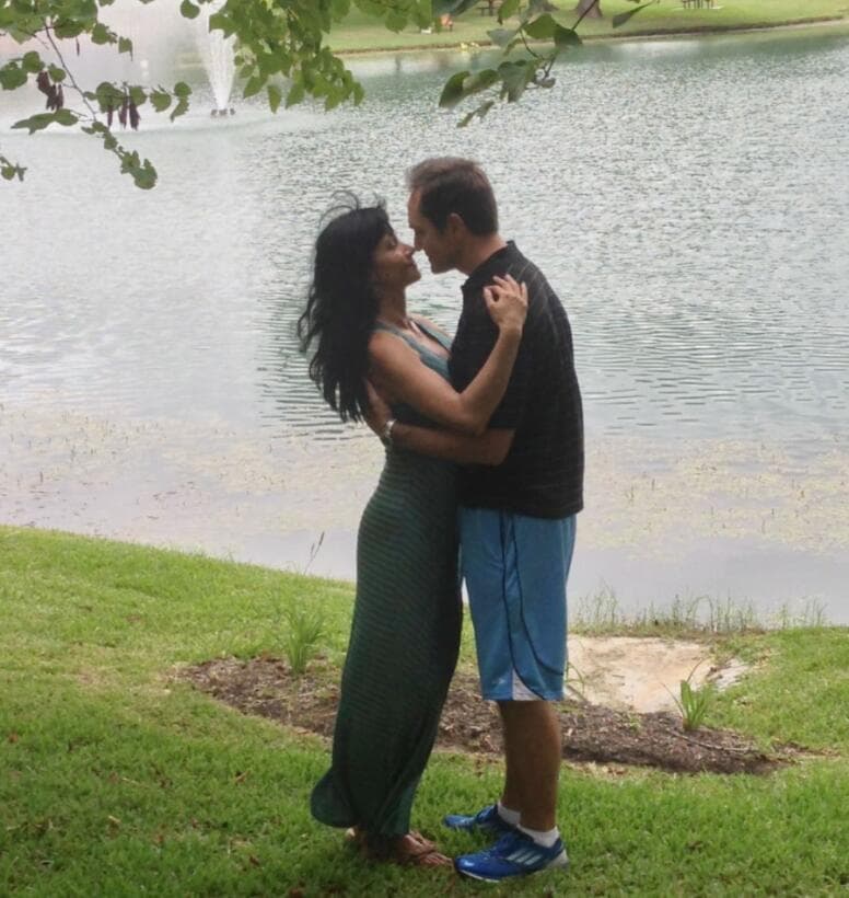 Alberto Mayagoitía junto a su esposa