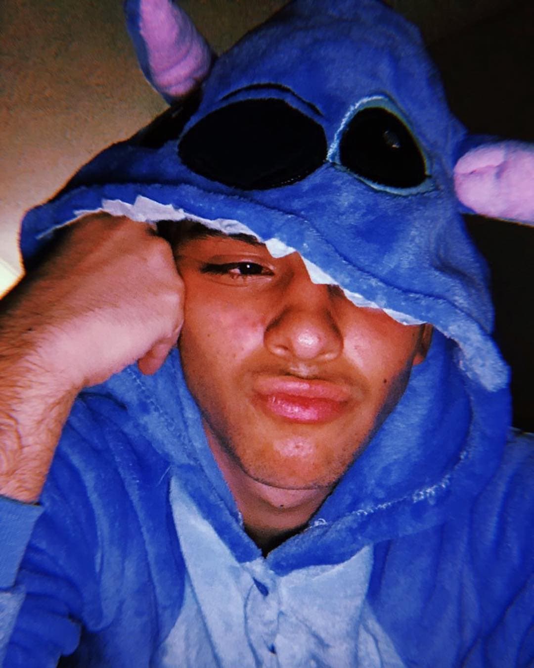 Lo que pocos saben es que el intérprete de 'Cuauhtémoc' también tiene un estilo único a la hora de dormir y para muestra la siguiente foto en la que luce una pijama de 'Stitch'.