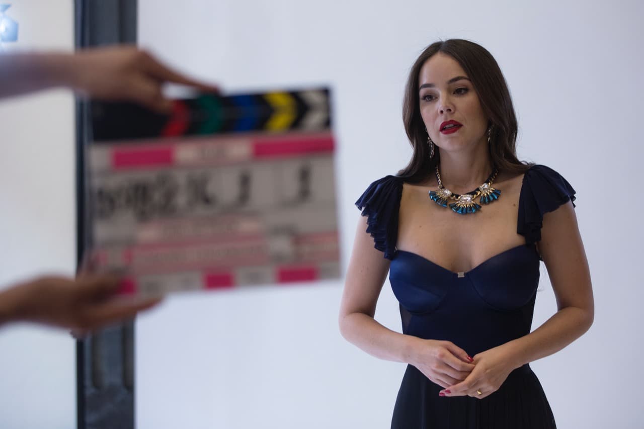 Camila estaba lista para transformarse en 'Rubí' y seducir a la cámara con sus encantos.