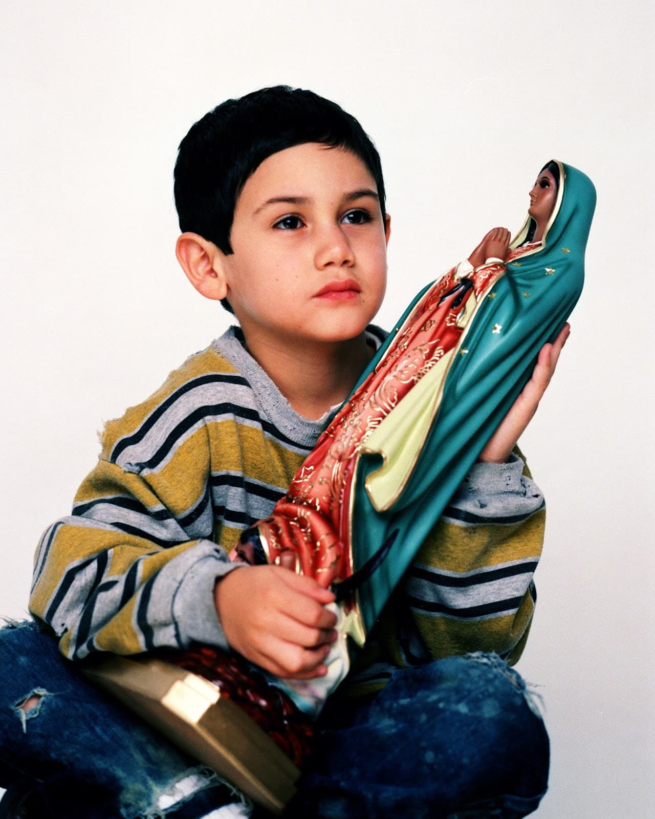 Alejandro Speitzer nació el 31 de mayo de 1995. Aunque su carrera artística la inició desde muy pequeño en ‘Plaza Sésamo’, fue en el 2000 cuando debutó en las telenovelas al protagonizar ‘Rayito de Luz’, melodrama infantil producido por Rosy Ocampo.