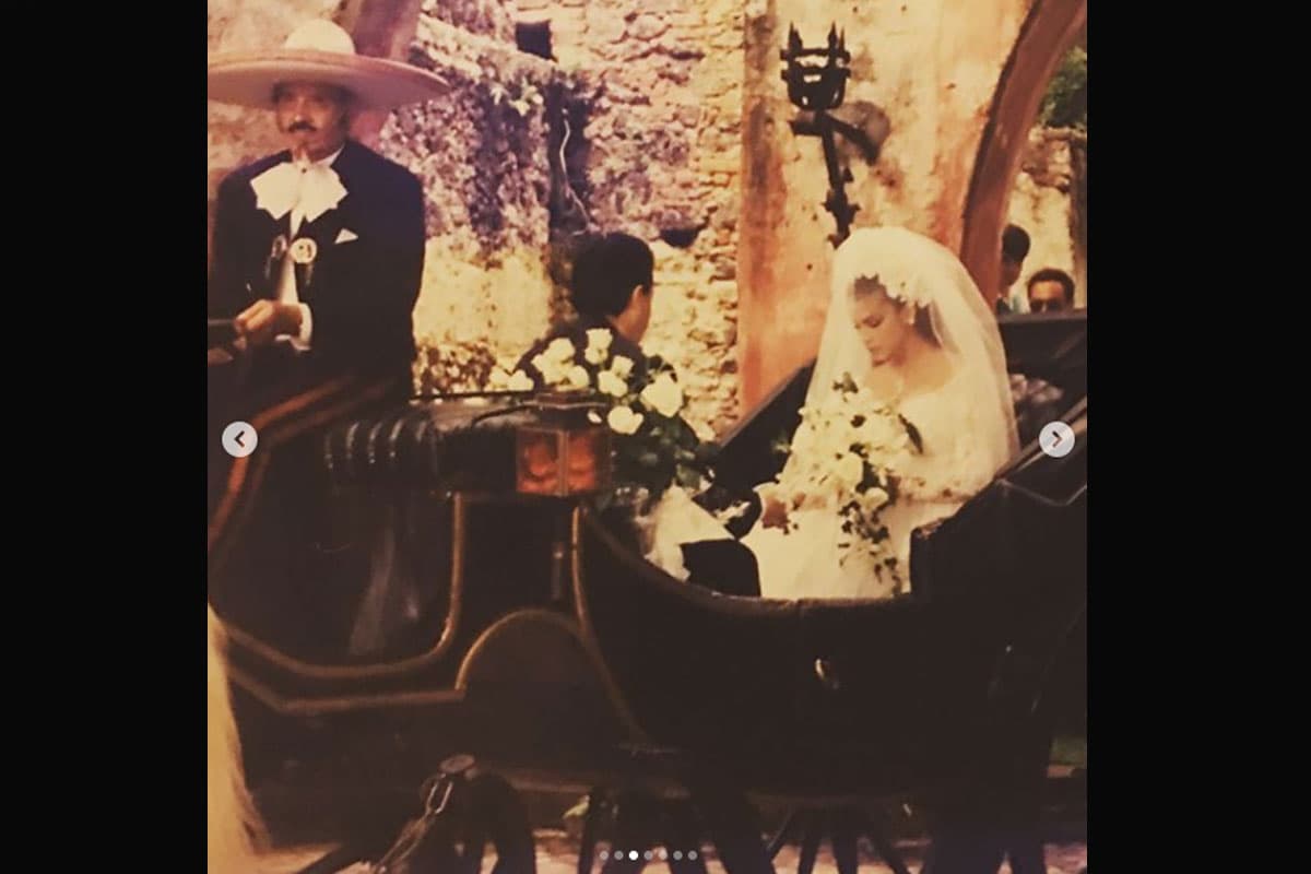 La actriz usó una corona de rosas blancas de seda. La caída del vestido era de 2 metros con escote y en capas las cuales disimulaba el avanzado embarazo que tenía.