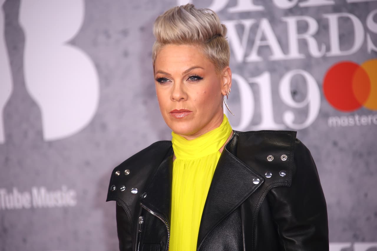 El avión de Pink se incendia y aterriza de emergencia